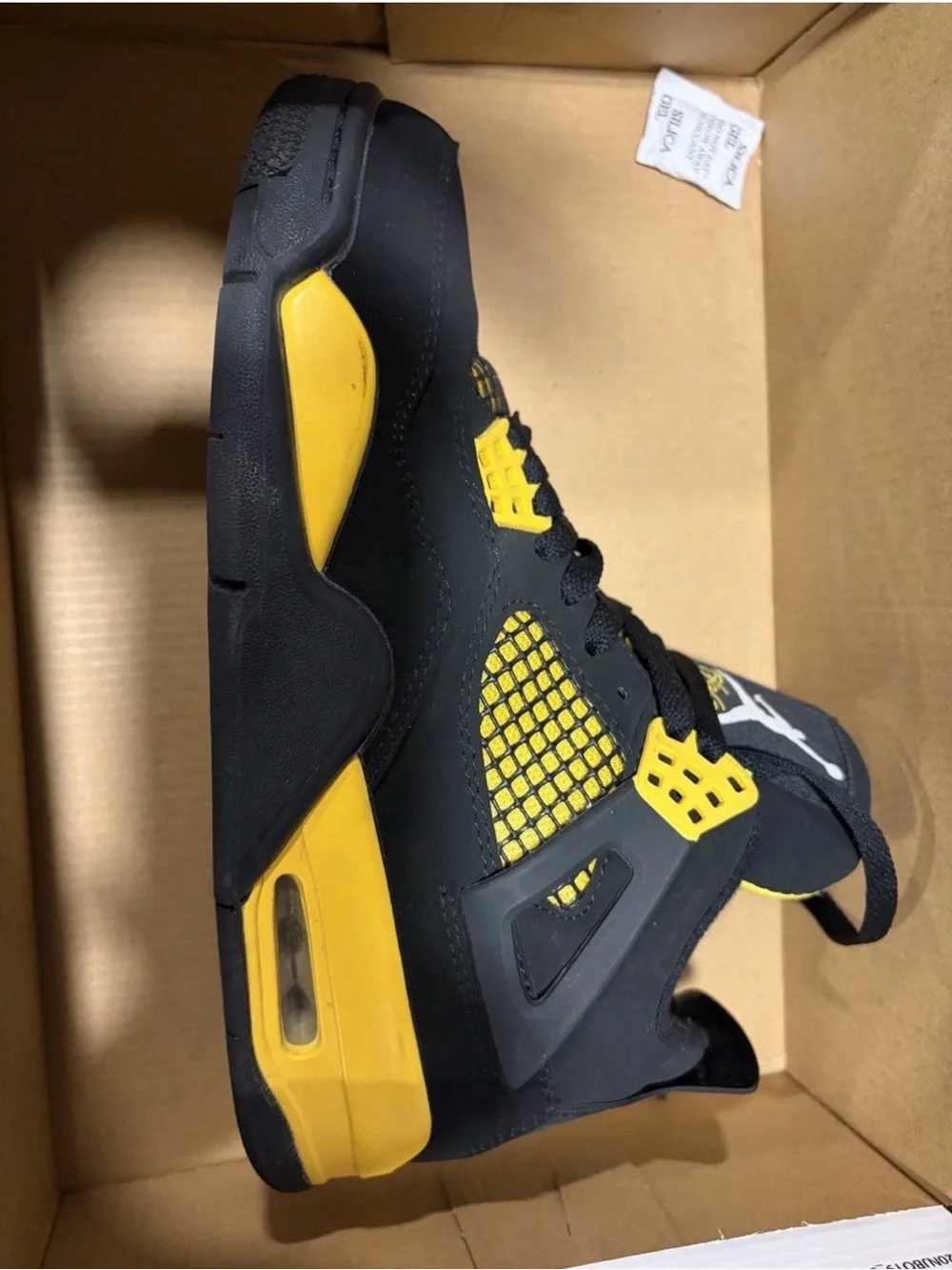 Air Jordan 4 Retro Black & Yellow - 7.5 men’s